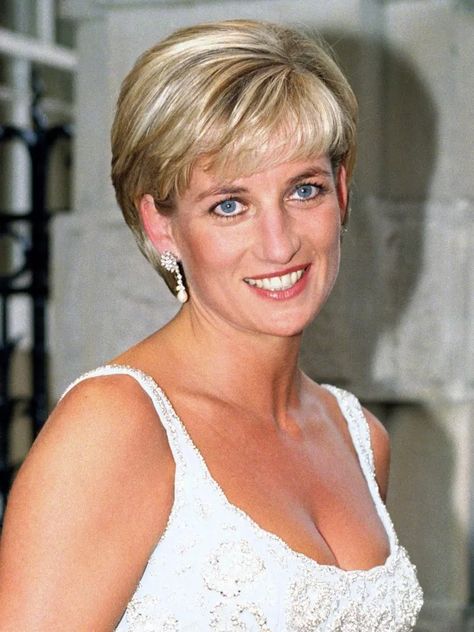 Diana Short Hair, Spare Book, Diana Haircut, Princess Diana Hair, Princess Diana Dresses, Hair Evolution, Royal Beauty, Best Haircuts, Diana Fashion