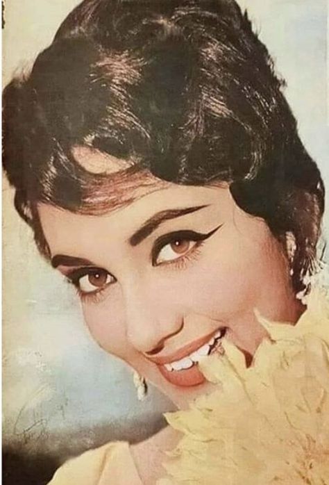 Sadhana Actress, Indian Retro, Historical India, Ms Dhoni Photos, Bollywood Pictures, Film Icon, Bollywood Posters, Retro Bollywood, Vintage India