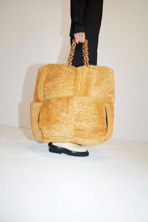 Bottega Veneta Pre-Fall 2020 Collection - Vogue Fluffy Bags, Designer Makeup Bag, Edgy Shoes, Beige Purse, Beige Purses, Top Handbags, Pre Fall Collection, Trending Handbag, 2020 Fashion