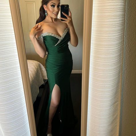 🌟 🌟 🌟 🌟 🌟 5 star review from Marissa Ramirez: Emerald Dress I bought this dress on May 2024 for a Wedding(bridesmaids) . Such a beautiful dress, material is amazing . I am 5”4 and weight is 132 and the size 6 fit perfect . A little long but did not mind at all . I definitely recommend this beautiful dress. Link in bio Marissa Ramirez, Emerald Dress, Emerald Dresses, 5 Star Review, May 2024, Dress Material, Wedding Bridesmaids, Beautiful Dress, A Wedding