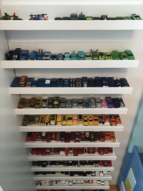 Hotwheels Organization Ideas, Hotwheels Storage Ideas, Hot Wheel Organizer, Hot Wheels Organizer, Hotwheels Room Bedrooms, Shelf Hot Wheels, Shelf For Hot Wheels Cars, Hot Wheels Organization, Hot Wheel Collection Wall