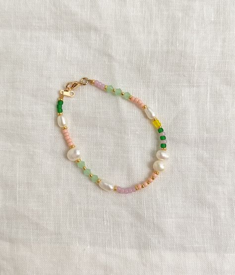 Mixed Bead Bracelet, Summer Beaded Bracelets, Mixed Beads Necklace, Bright Jewelry, Beaded Patterns, Bracelet Summer, Jewelry Editorial, Beaded Necklace Diy, Bead Charms Diy