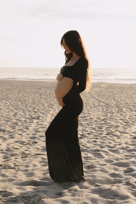 Maternity Photos Black Dress, Black Dress Maternity Shoot, Black Dress Maternity Pictures, Maternity Beach Photoshoot, Maternity Shoot Beach, Beach Maternity Pictures, Maternity Photography Dress, Maternity Picture Outfits, Black Maternity Dress