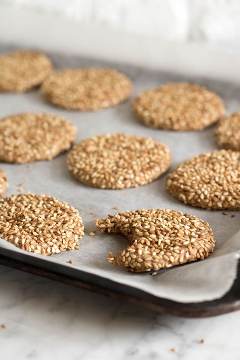 17 days of holiday cookie recipes Tahini Butter, Sesame Seed Cookies, Sesame Seeds Recipes, Sesame Tahini, Almond Flour Chocolate Chip Cookies, Cookies Sans Gluten, Lifestyle Of A Foodie, Seed Cookies, Sesame Cookies