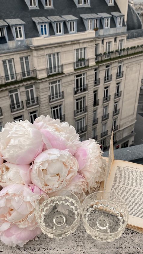 Flores Wallpaper, Some Beautiful Pictures, Boquette Flowers, Flower Therapy, Beautiful Bouquet Of Flowers, Beautiful Flower Arrangements, Bouquet Of Flowers, Dark Photography, City Break