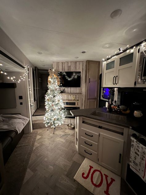 Christmas Decor Camper, Christmas Rv Decor, Rv Christmas Decorations Rv Campers, Rv Christmas Decorations Outside, Rv Holiday Decorating Ideas, Christmas In An Rv, Christmas Rv Decorations, Christmas Camper Decor, Rv Christmas Decor