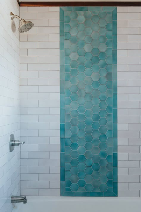 Turquoise Bathroom Tile Turquoise Bathroom Tiles, Showering Tips, Bathroom Tiles Combination, Shower Tub Combo, Bathroom Tiles Ideas, Aqua Bathroom, Vintage Bathroom Ideas, Shower Aesthetic, Turquoise Bathroom