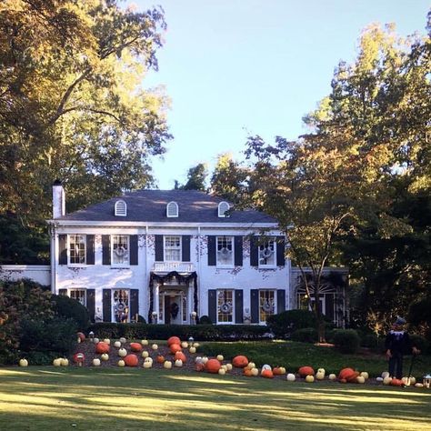 80 Elegant Ways to Decorate for Fall - The Glam Pad Mountain Brook Alabama, Georgian Fireplaces, White Colonial, Front Door Interior, Georgian Style Homes, Planting Pumpkins, Decorate For Fall, Glam Pad, Fall Front Door