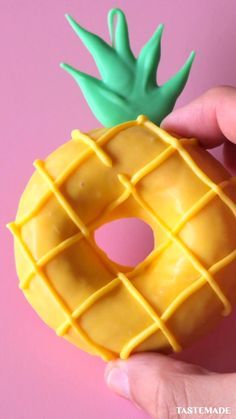 Cool Food Videos, Cute Donuts Ideas, Dessert Ideas For A Party, Cute Summer Snacks, Cute Desserts For Party, Cute Cake Recipes, Decorated Donuts Ideas, Pineapple Doughnut, Summer Snacks For Party