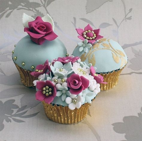 Looking for some sweet inspiration?  Feast your eyes on these 75 Gorgeous Cupcakes!  #Cooking #Cake #Cakes #Cupcake #Food #FoodPorn #Yummy #Baking #Cupcakes #CupcakeRecipes #CupcakeIdeas #BakingIdeas #BabyShower Gorgeous Cupcakes, Cupcakes Vintage, Cakes Pictures, Cupcake Decorating Ideas, Cupcakes Flores, Icing Cupcakes, Vintage Cupcakes, Elegant Cupcakes, Decorated Cupcakes