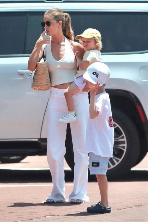 Rosie Huntington Whiteley Family, Rosie Huntington Whiteley Ring, Rosie Huntington Whiteley Pregnant Style, Rosie Style, Rosie Huntington Whiteley Street Style, Rosie And Jason, Rosie Hw, Celebrity Inspired Outfits, Mommy Goals