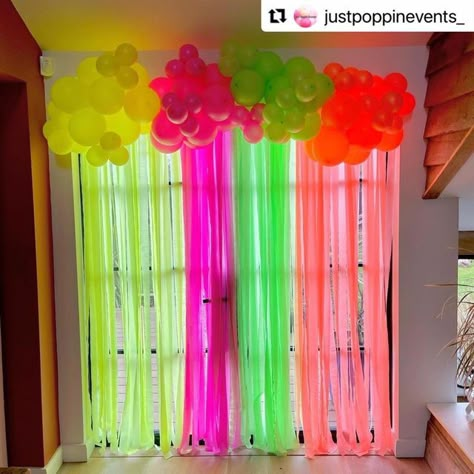 Neon Balloons, Neon Party Ideas, Lisa Frank Birthday Party, Balloon Training, Neon Birthday Party, Glow Birthday Party, Party Zone, Disco Party Decorations, Streamer Backdrop