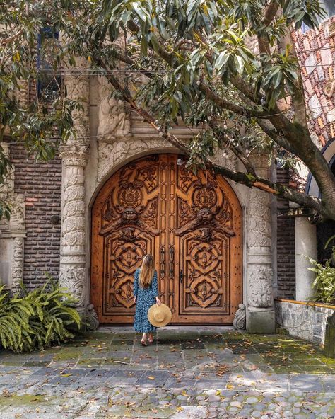 CHIMALISTAC NEIGHBORHOOD IN COYOACÁN Wandering the streets of Chimalistac, you’ll find some of the most photogenic houses in Mexico City. Mexico City Vacation, Travel Venice, Visiting Mexico City, Mexico Honeymoon, Austin Travel, Houses In Mexico, Mexico City Travel, Mexico Travel Destinations, Mexico Hotels