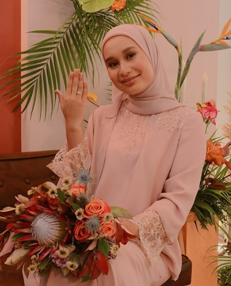 Tunang Outfit, Baju Kurung Style, Songket Design, Tudung Style, Nikah Attire, Baju Raya Ideas, Nikkah Shoot, Baju Kurung Ideas, Engagement Party Photo Ideas