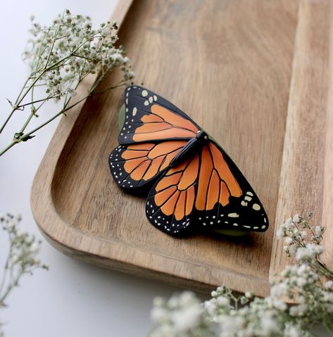 These butterflies… 😍 I don’t know why I waited so long to do monarchs, but I’m happy I did. I may not have done them justice if I had made them before now. I love them so so much. #monarchbutterfly #butterflies #monarchs Clay Barrettes, Clay Hair Clips, Clay Butterfly, Butterfly Hair Clip, Clay Art Projects, French Barrette, Butterfly Hair, Monarch Butterfly, Delicate Details