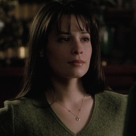 Piper Halliwell Icon, Charmed Aesthetic, Charmed Piper, Charmed Outfits, Halliwell Sisters, Charmed Season 1, Piper Halliwell, Charmed 1998, 2000s Icons