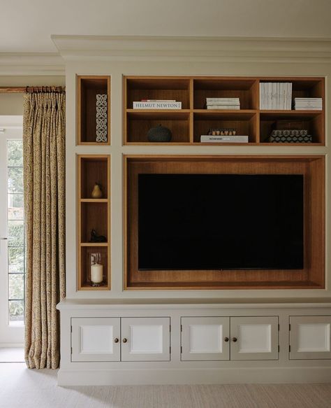 Style Tv Wall, Victorian Country House, Steven Gambrel, Art Deco Kitchen, Built In Cabinet, Living Room Goals, Bespoke Kitchens, Country Design, Elegant Interiors