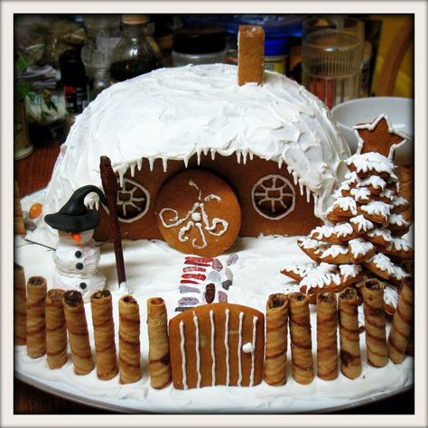 My friend made a gingerbread Hobbit home Hobbit Home, Gingerbread House Ideas, Gingerbread House Designs, All Things Gingerbread, Gingerbread Crafts, Gingerbread House Decorations, Hobbit Hole, Christmas Gingerbread House, Hobbit House