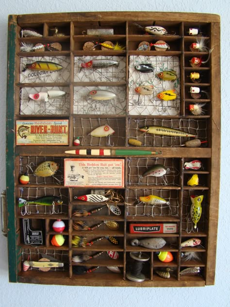 An old printers drawer was the perfect match for some of Grandpa's lures Fishing Camp Decorating Ideas, Fishing Lure Decor, Lure Display, Fishing Bedroom, Fishing Lures Display, Fishing Lures Art, Old Fishing Lures, Antique Fishing Lures, Printers Drawer