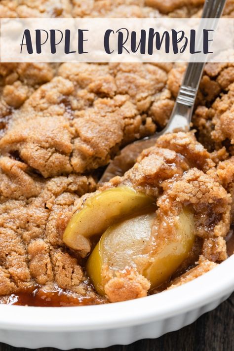 Apple crumble with crispy cookie topping spiced with warm cinnamon and ginger! #apple #crumble Best Apple Crumble Recipe, Best Apple Crumble, Best Apple Crisp Recipe, Easy Apple Crisp Recipe, Apple Crumble Recipe, Crumble Pie, Cookie Toppings, Apple Cobbler, Crumble Recipe