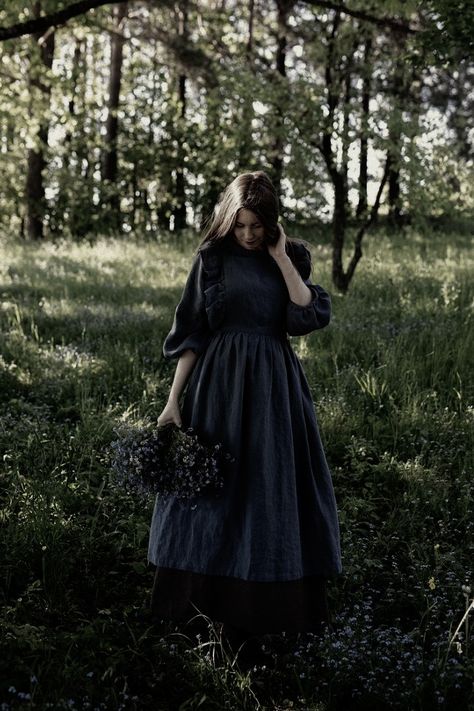 Moody Cottagecore Outfits, Dark Nature Aesthetic Clothes, Fantasy Witch Outfit Aesthetic, Dark Earthy Aesthetic Outfits, Goth Cottagecore Aesthetic Outfits, Dark Cottage Core Fashion Grunge, Dark Forest Clothing Aesthetic, Goth Cottagecore Outfits, Dark Ethereal Aesthetic Outfits