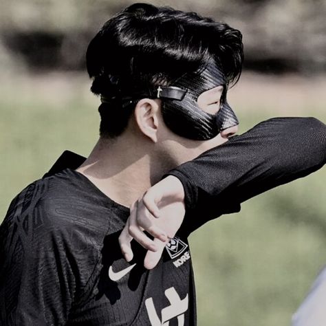 Son Football, Son Heungmin, Son Heung Min, Qatar 2022, Football Pictures, Gong Yoo, Sport Soccer, My Crush, Boyfriend Material