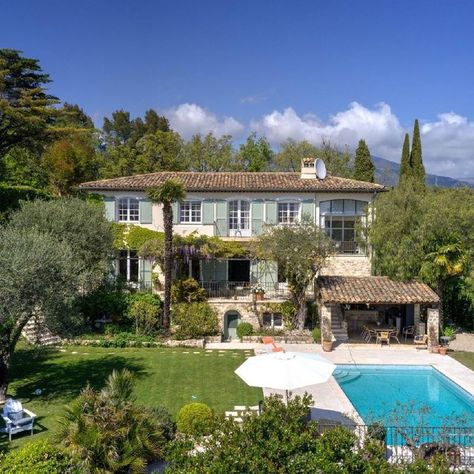 Luxury Real Estate News on Instagram: "🇫🇷This authentic French bastide set in a charming French Riviera town is on the market for €3.49M, listed with @carlton.international. Offering panoramic views of the surrounding countryside with both sea and mountain views, this authentic French bastide for sale is nestled in the heart of one of the most beautiful areas in Châteauneuf-Grasse, just 20 km from Cannes. Fully restored, the 4 bedroom house boasts a large kitchen and spacious living areas on t Stone Pool House, French Countryside Home, French Riviera Style, French Villa, Indoor Outdoor Pool, Countryside House, French Countryside, Dream House Exterior, French House