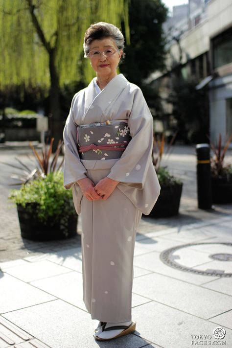 Do you love the traditional Japanese dress? #karryon #culture #tradition Casual Kimono Japanese, Japanese Dress Kimono, Beige Kimono, Asian Clothing, Tokyo Shopping, Modern Kimono, Traditional Japanese Kimono, Turning Japanese, Mode Kimono