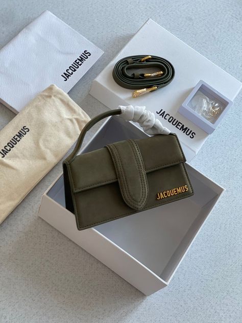 Green Jacquemus Bag, Jacquemus Bags, Designer Purses And Handbags, Branded Outfits, Expensive Bag, Jacquemus Bag, Luxury Bags Collection, Aesthetic Bags, Green Handbag