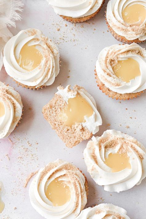 Homemade lime curd makes these key lime pie cupcakes taste just like a sweet and tart key lime pie! Key Lime Pie Cupcakes, Sweet Tarts Candy, Lime Curd, Lime Cupcakes, Cupcakes Filled, Pie Cupcakes, Summer Baking, Sweet Cupcakes, Lime Pie