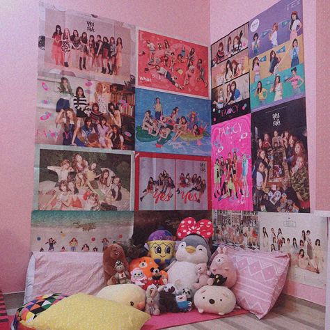 Twice Bedroom Kpop, Kpop Room Aesthetic, Pastel Interior Design, Pinterest Room, Army Room Decor, Kpop Room, Army Room, Cute Room, Pastel Room