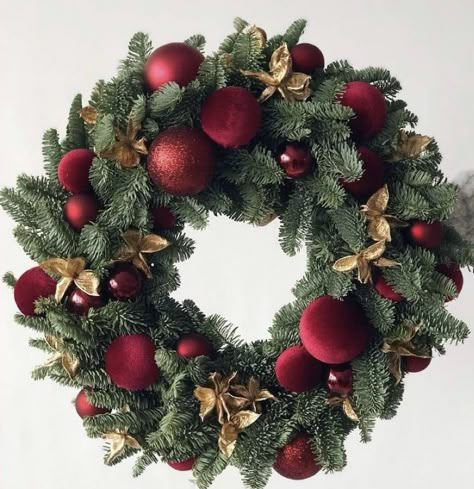 Large Outdoor Christmas Wreath Decorating Ideas, Homemade Wreath Ideas, Dollar Store Diy Christmas, Homemade Christmas Wreaths, Jul Diy, Diy Christmas Wreaths, Christmas Interiors, Xmas Wreaths, Christmas Wreaths For Front Door