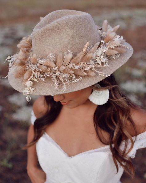 Boho Outdoor Wedding, Bohemian Elopement, Crown Accessories, Bridal Hats, Boho Style Wedding Dress, Wedding Home Decoration, Flower Bouquet Diy, Bridal Hat, Floral Hat