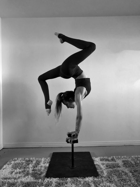 Contortion Handstand, Aerial Photoshoot, Handstand Canes, Athletic Goals, Yoga Baby, Drawing Bases, Foto Inspo, Balance Trainers, Health Yoga