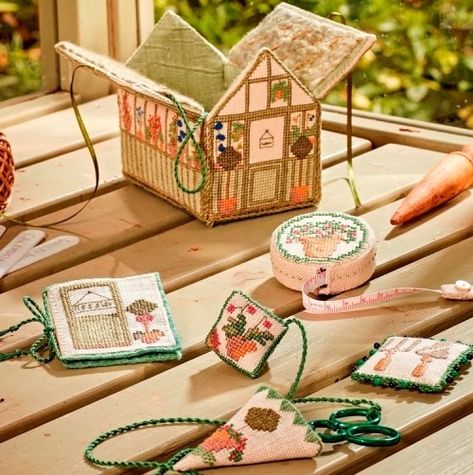 Greenhouse Etui with Accessories Room Embroidery, House Embroidery, Turtle Time, Cross Stitch House, Hoop Design, Needlepoint Patterns, Craft Club, Plastic Canvas Crafts, Birthday List