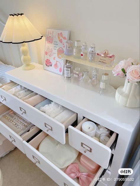 inspo habitación diseño cute aesthetic room deco bedroom house decor stationery desk inspo Aesthetic Drawer Decor, Aesthetic Drawer, Cute Aesthetic Room, Drawer Decor, Stationery Desk, Desk Inspo, Deco Bedroom, House Deco, Room Deco