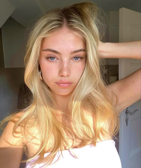 @annie.shr on instagram Blonde Hair Pale Skin, Hair Pale Skin, Pale Girl, Pale Blonde, Summer Haircuts, Blonde Hair Girl, Blonde Hair Inspiration, Blonde Hair Blue Eyes, Natural Blondes