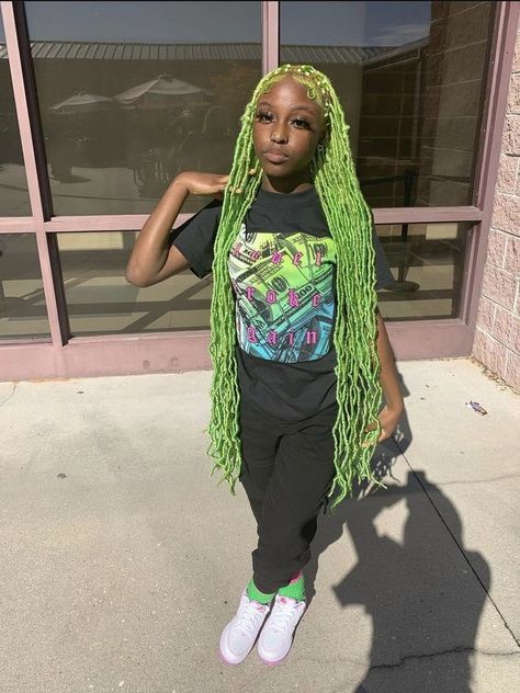 Black And Green Faux Locs, Lime Green Knotless Braids, Green And Pink Braids, Green Soft Locs, Green Butterfly Locs, Lime Green Braids, Pink And Green Braids, Green And Blonde Braids, Green Peekaboo Braids