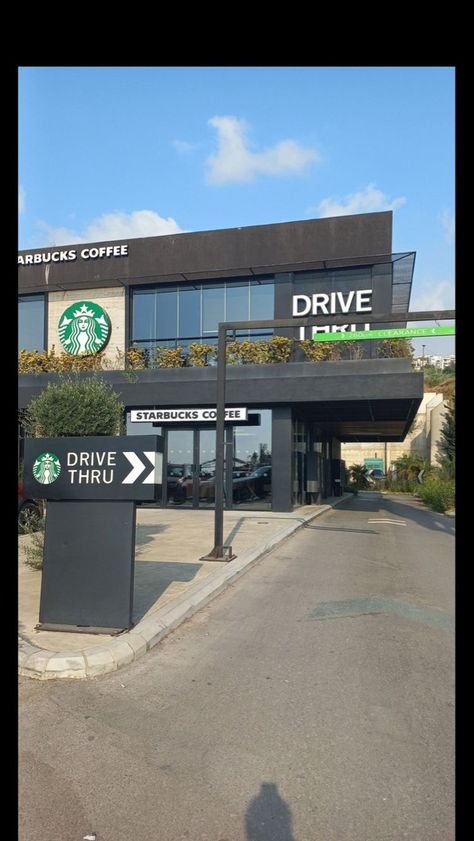 How To Build A Starbucks In Bloxburg, Starbucks Drive Thru Aesthetic, Bloxburg Starbucks, Starbucks Bloxburg, Starbucks Building, Starbucks Drive Thru, Starbucks Wallpaper, Virtual Production, Smash Burgers