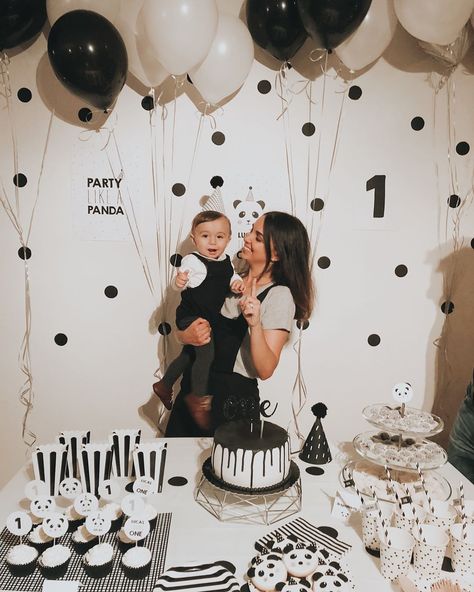 Black And White First Birthday, Panda Themed Birthday Party, Panda 2nd Birthday Party, Panda Smash Cake, Panda First Birthday, Panda Birthday Decor, Panda Birthday Theme, Panda Birthday Party Decorations, First Birthday Decorations Boy