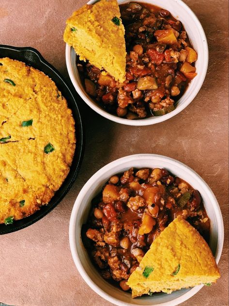 Loaded Chili and Cornbread - Melissa's Healthy Kitchen Chilli And Cornbread, Recipe With Cornbread, Ground Beef Breakfast, With Cornbread, Chili And Cornbread, Hearty Chili, Best Chili Recipe, Cornbread Recipe, Roasted Chicken Breast