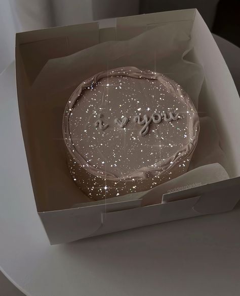 Sparkle Heart Cake, Glitter Bday Cake, Sparkly Cake Birthday, Sparkle Cake Birthday, Glitter Cake Birthday Sparkle, Birthday Cake Circle, Glittery Birthday Cake, Sparkly Birthday Cake, Glittery Cake