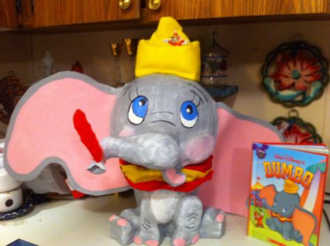 Character Pumpkin Dumbo Pumpkin Painting, Dumbo Pumpkin, Pumkin Decoration, Book Character Pumpkins, Story Book Pumpkin, Character Pumpkins, Disney Pumpkin, Pumpkin Decorating Contest, Pumpkin Contest