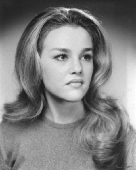 High school photo Madeline Kahn, Young Frankenstein, Colorized Photos, Yearbook Photos, Actrices Hollywood, Women Humor, Vintage Hollywood, White Photo, Famous Celebrities