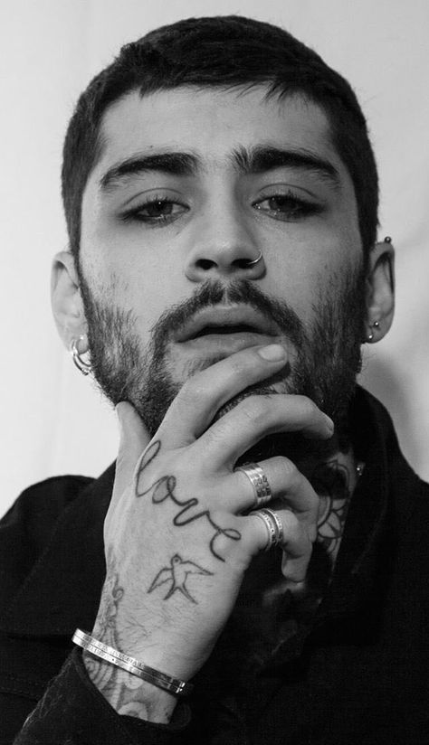 Short Mens Cuts, Hairstyles Zayn, Zayn Malik Tattoos, Zayn Malik Hairstyle, Anwar Hadid, Zayn Malik Style, Gambar One Direction, Zayn Malik Photos, Tattoo Line