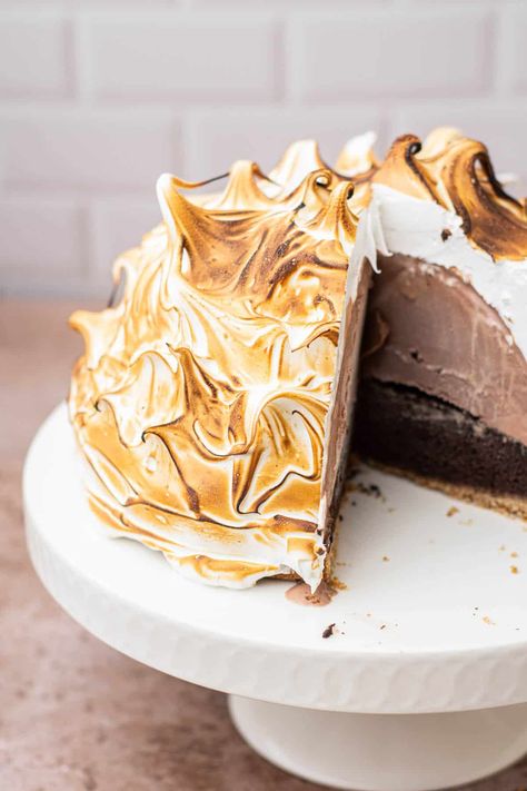 close up of baked alaska. Alaska Cake, Baked Alaska Recipe, Brownie Vegan, Baked Alaska, Rich Chocolate Cake, Swiss Meringue, Moist Chocolate Cake, Chocolate Ice, Creamy Chocolate