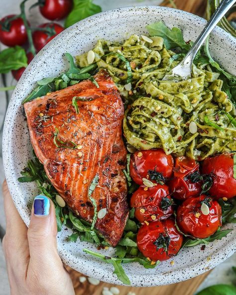 Happy Monday loves! Enjoying some CRISPY sockeye salmon and creamy PESTO CAULIFLOWER Alfredo for lunch today 🙃 Kinda feeling like @sara.haven with this combo ❤️ Results of a mini meal prep yesterday! I have... Kale Sauce, Pesto Cauliflower, Sara Haven, Crispy Salmon, Crispy Kale, Cauliflower Alfredo, Mexican Breakfast Recipes, Sockeye Salmon, Vegetarian Fast Food