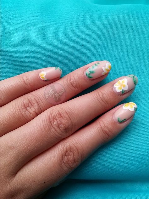 Plumeria! Plumeria Nails, Hawaiian Nails, Petunia Flower, Plumeria Flowers, Flower Nail Designs, Vacation Nails, White Tip, Hawaiian Flowers, Mini Tattoos