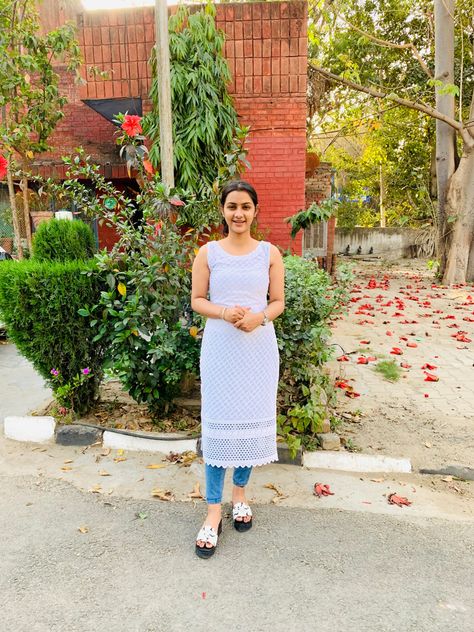 White Kurtis With Jeans, White Sleevless Kurti, White Chicken Kurti Designs With Jeans, Sleeveless Kurti With Jeans, White Kurti Designs With Jeans, Chinkari Kurti With Jeans, White Chicken Kurti, Chickenkari Kurti With Jeans, White Kurti With Jeans