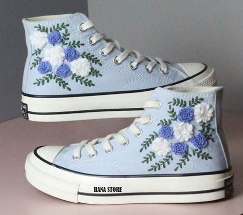 Cute Converse Shoes, Shoes For Wedding, Bridal Sneakers, Embroidered Converse, Cute Converse, Converse Custom, Wedding Sneakers, Wedding Unique, Hand Embroidered Flowers